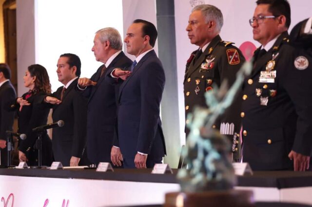 008 ENTREGAN MANOLO Y CHEMA PRESEA SALTILLO