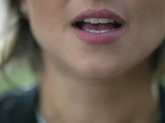 ¿Qué significa que una persona hable sola y en voz alta?