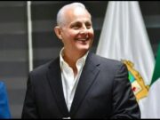 Comunicado Torreón, Coahuila. A 5 de junio de 2026. Con profundo pesar, el Ayuntamiento de Torreón informa a la ciudadanía que luego de presentar complicaciones en su estado de salud, la mañana de este viernes falleció el alcalde Román Alberto Cepeda González, en un hospital de esta ciudad. A nombre del equipo de trabajo que conforman la Administración Municipal que acompañó al Alcalde durante su gestión hasta este 5 de junio de 2026, se expresa el dolor y el desaliento que la noticia provoca. Se extienden condolencias para la señora Selina Bremer de Cepeda, a sus hijos Román, Ernesto y Juan Pablo, así como al resto de su familia y amistades. Asimismo, se pide comprensión y respeto para la familia en estos difíciles momentos por los que atraviesan. No obstante las implicaciones que esta noticia genera y que conmociona también al círculo de trabajo del Alcalde, el quehacer gubernamental continuará en la labor para atender en todo momento a los habitantes de Torreón. El equipo de trabajo de la Administración, continúa en su labor, en honor también al compromiso que el alcalde Román Alberto Cepeda González siempre mantuvo por la gente de Torreón. A nombre de los servidores públicos, regidores, directores y todo el personal de la Administración Municipal, se reitera el respeto y el respaldo a la familia del Presidente Municipal.