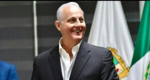 Comunicado Torreón, Coahuila. A 5 de junio de 2026. Con profundo pesar, el Ayuntamiento de Torreón informa a la ciudadanía que luego de presentar complicaciones en su estado de salud, la mañana de este viernes falleció el alcalde Román Alberto Cepeda González, en un hospital de esta ciudad. A nombre del equipo de trabajo que conforman la Administración Municipal que acompañó al Alcalde durante su gestión hasta este 5 de junio de 2026, se expresa el dolor y el desaliento que la noticia provoca. Se extienden condolencias para la señora Selina Bremer de Cepeda, a sus hijos Román, Ernesto y Juan Pablo, así como al resto de su familia y amistades. Asimismo, se pide comprensión y respeto para la familia en estos difíciles momentos por los que atraviesan. No obstante las implicaciones que esta noticia genera y que conmociona también al círculo de trabajo del Alcalde, el quehacer gubernamental continuará en la labor para atender en todo momento a los habitantes de Torreón. El equipo de trabajo de la Administración, continúa en su labor, en honor también al compromiso que el alcalde Román Alberto Cepeda González siempre mantuvo por la gente de Torreón. A nombre de los servidores públicos, regidores, directores y todo el personal de la Administración Municipal, se reitera el respeto y el respaldo a la familia del Presidente Municipal.