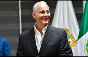 Comunicado Torreón, Coahuila. A 5 de junio de 2026. Con profundo pesar, el Ayuntamiento de Torreón informa a la ciudadanía que luego de presentar complicaciones en su estado de salud, la mañana de este viernes falleció el alcalde Román Alberto Cepeda González, en un hospital de esta ciudad. A nombre del equipo de trabajo que conforman la Administración Municipal que acompañó al Alcalde durante su gestión hasta este 5 de junio de 2026, se expresa el dolor y el desaliento que la noticia provoca. Se extienden condolencias para la señora Selina Bremer de Cepeda, a sus hijos Román, Ernesto y Juan Pablo, así como al resto de su familia y amistades. Asimismo, se pide comprensión y respeto para la familia en estos difíciles momentos por los que atraviesan. No obstante las implicaciones que esta noticia genera y que conmociona también al círculo de trabajo del Alcalde, el quehacer gubernamental continuará en la labor para atender en todo momento a los habitantes de Torreón. El equipo de trabajo de la Administración, continúa en su labor, en honor también al compromiso que el alcalde Román Alberto Cepeda González siempre mantuvo por la gente de Torreón. A nombre de los servidores públicos, regidores, directores y todo el personal de la Administración Municipal, se reitera el respeto y el respaldo a la familia del Presidente Municipal.